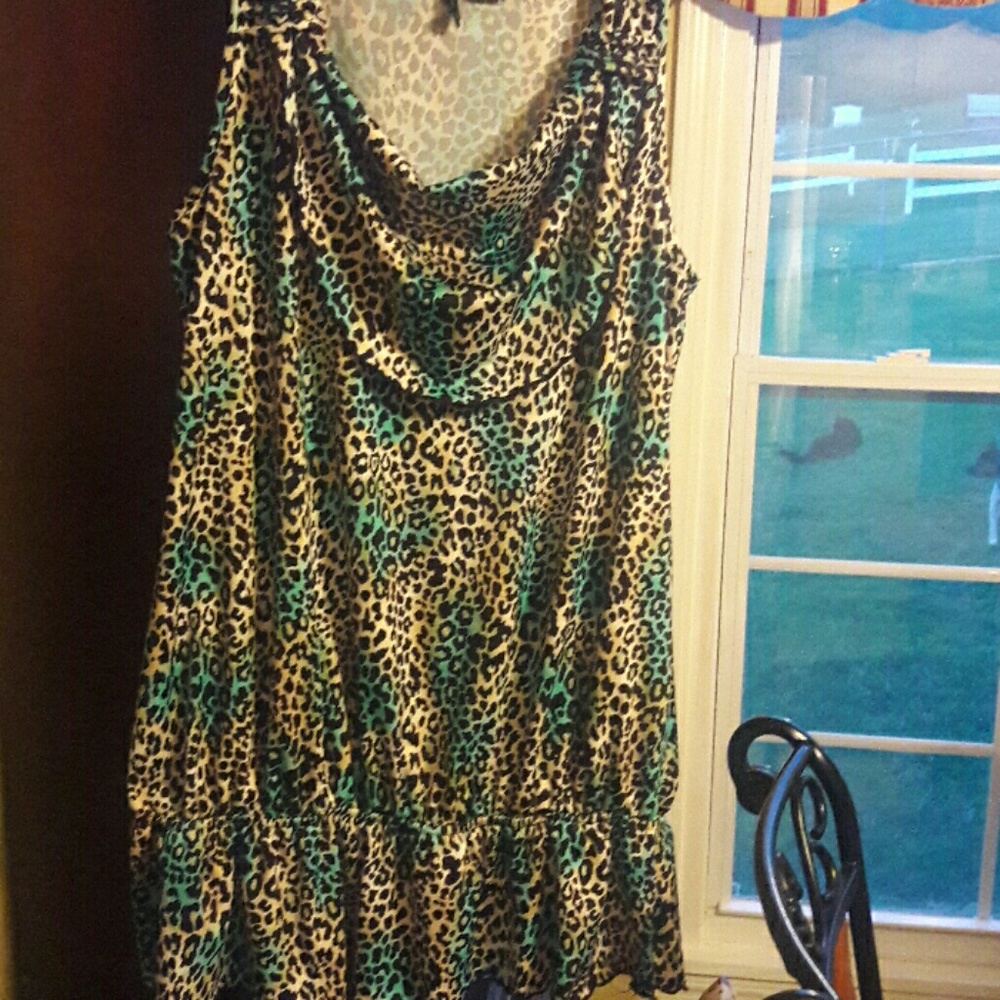 New Directions leopard sleeveless top