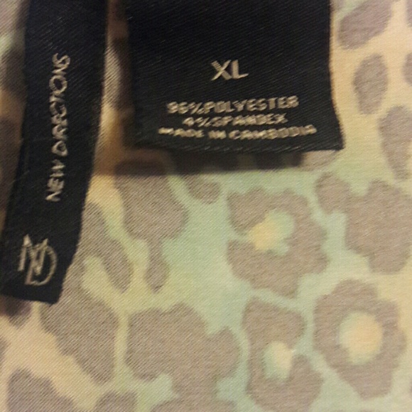 New Directions leopard sleeveless top - Picture 2 of 2