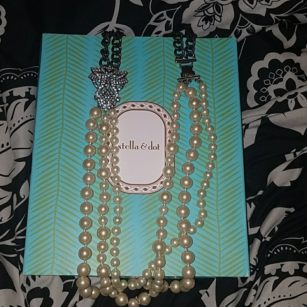 Stella and Dot Daisy Pearl Necklace