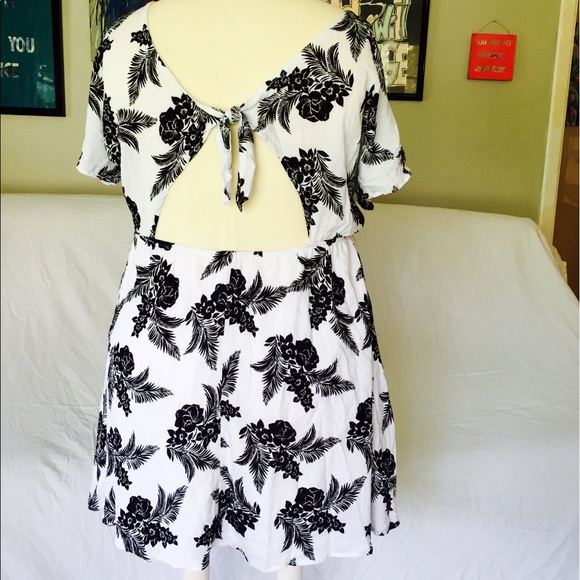 Charlotte Russe Dresses & Skirts - Charlotte Russe Open Back Empire Floral Mini Dress