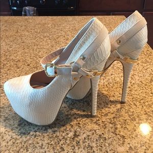 Cream snakeskin pumps