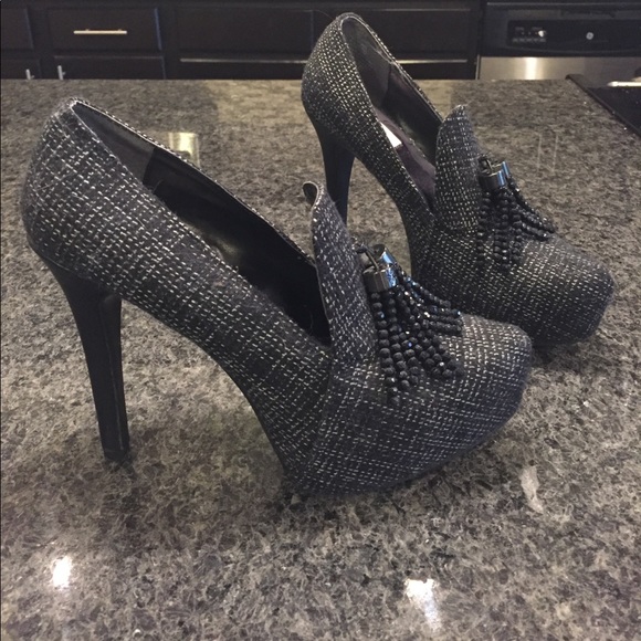 Vera Wang closed toe high heels - Picture 3 of 4