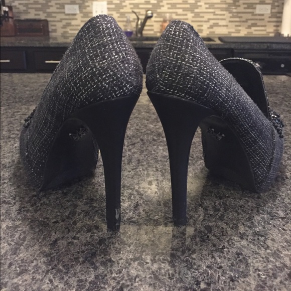 Vera Wang closed toe high heels - Picture 4 of 4