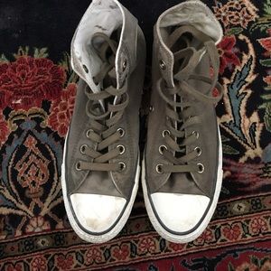 Beautiful dark green converse