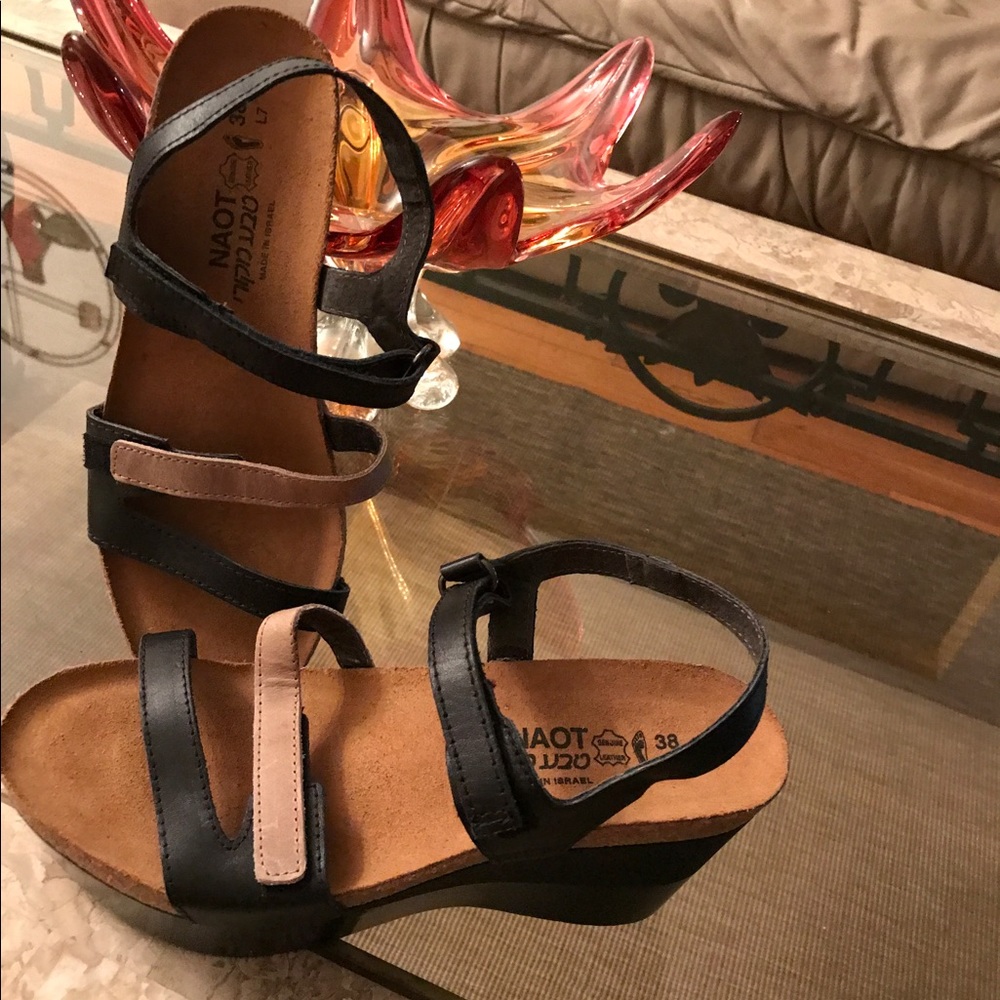 Georgous NAOT wedges 🌻🌻🌻