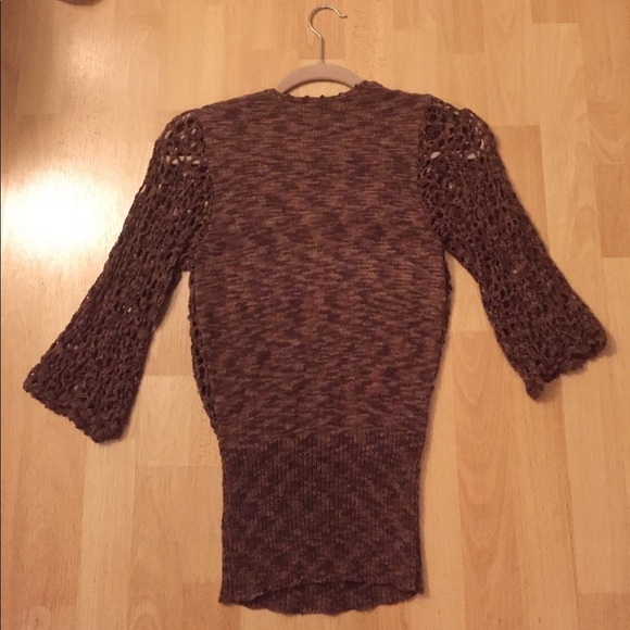 Open Weave lightweight V-neck Top - Picture 3 of 3