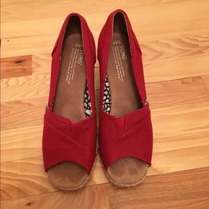 Toms Red wedges