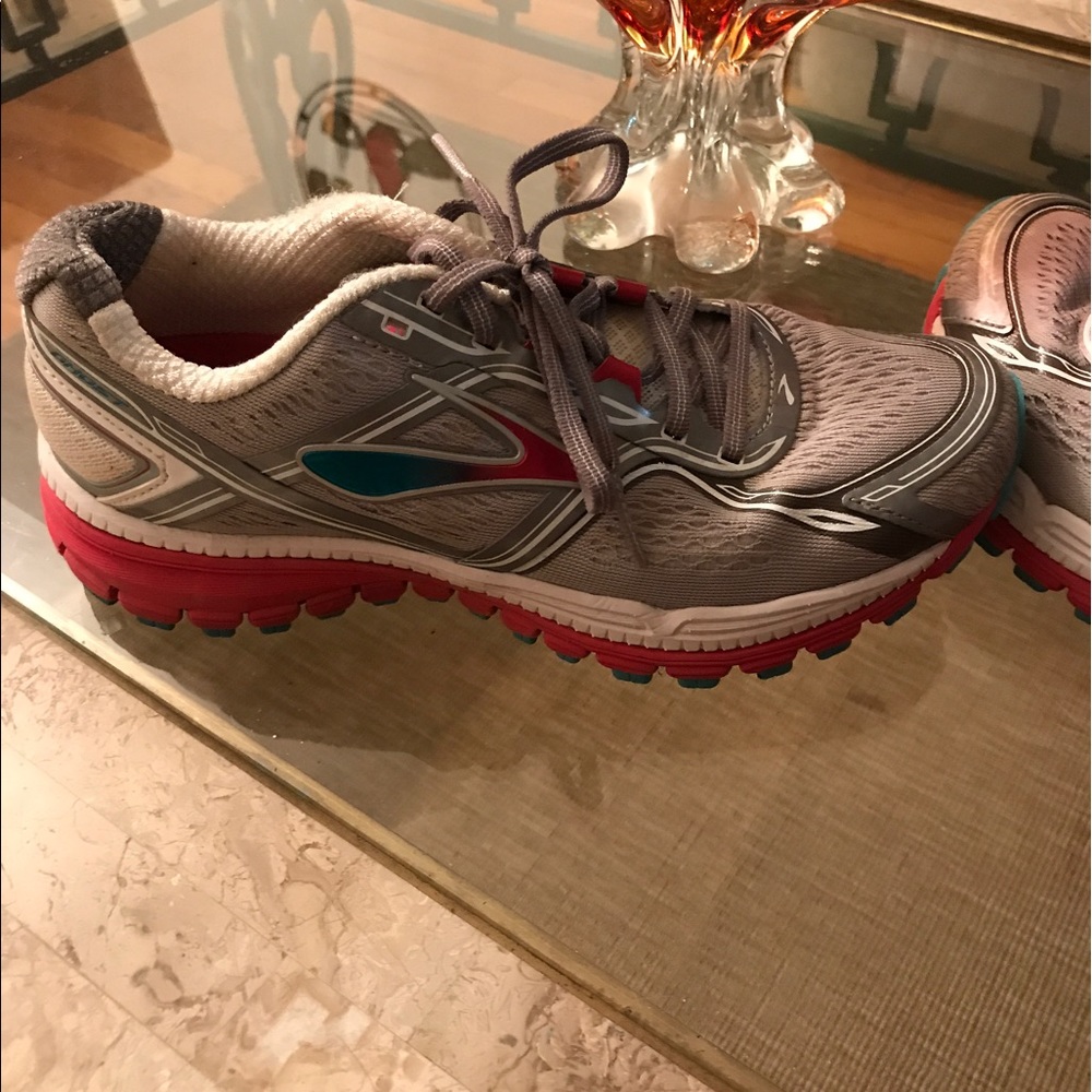 Super comfy Brooks Ghost sneakers🌺🌸🌺