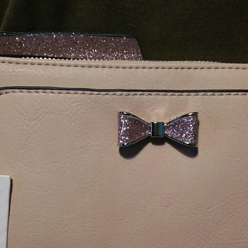 *Candies pink wristlet - Picture 3 of 8