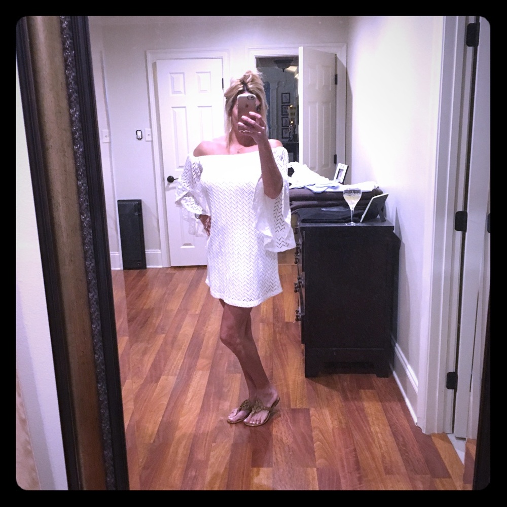 💕SOLD💕White off the shoulder dress. Size medium.