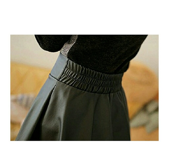 High waisted leather pleated shirt. - Picture 2 of 2