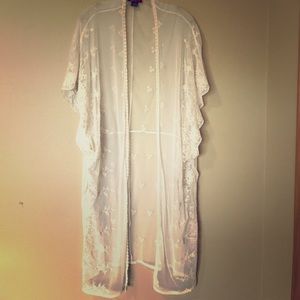 Kimono lace embroidered luscious and long😋