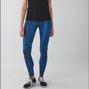 Lululemon Blue Snake Print Legging 4 EUC