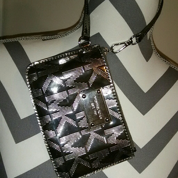 Mk wristlet - Picture 1 of 3