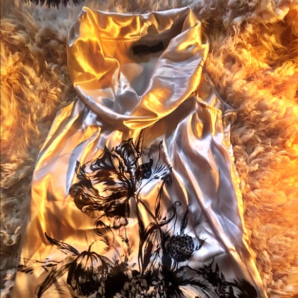 Gorgeous white cowl neck sleeves blouse - Picture 2 of 4