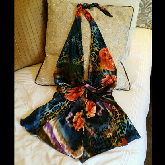 Body Central Tops - 🌺Sexy Floral Deep V-Neck Halter🌺