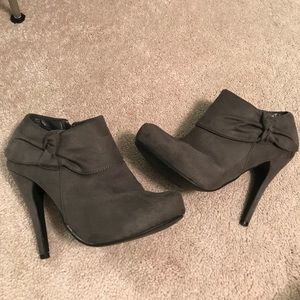 Grey suede bootie!