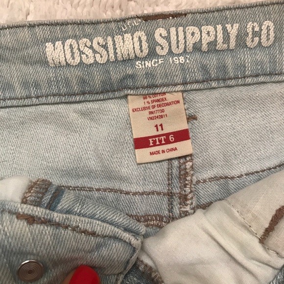 Denim and lace jean shorts - Picture 2 of 3