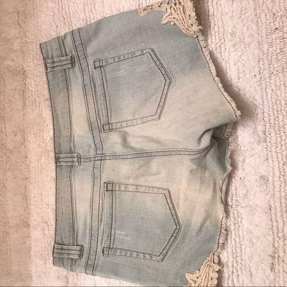 Denim and lace jean shorts - Picture 3 of 3