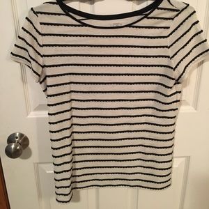 Short sleeve with scallop detailing