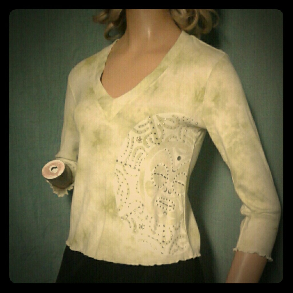 Tie Dye 3/4 Sleeve V-Neck Shirt with Tribal Sun