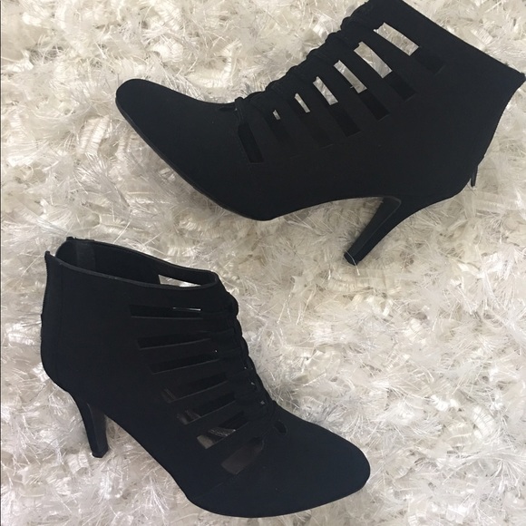 Shoes - NWOB Black Ankle Heel