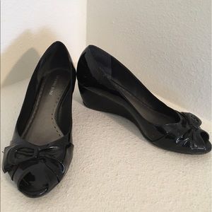 Gianni Bini black patent leather wedges