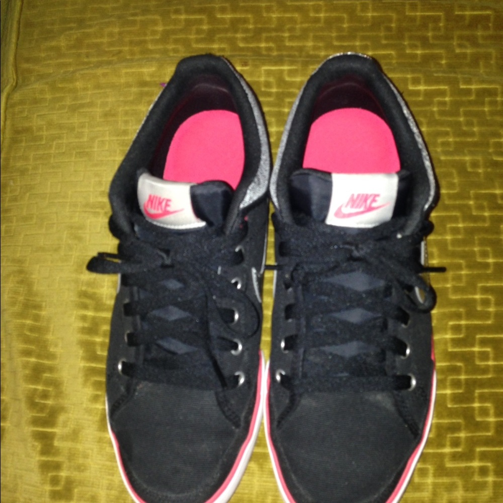 Nike tennis shoes size 9