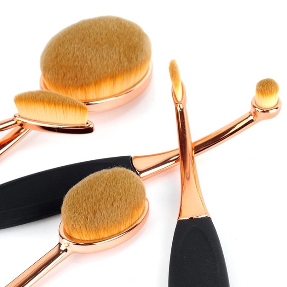 OTHER Other - SET OF 5 OVAL MAKE UP BRUSHES 👀💁🏼