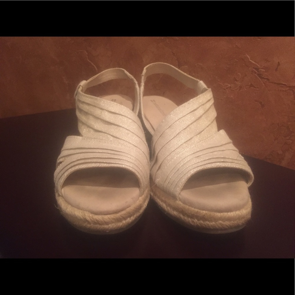 Fun platform wedge sandal with sparkly material