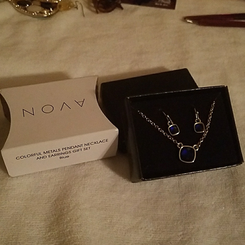 Avon blue earring and necklace set