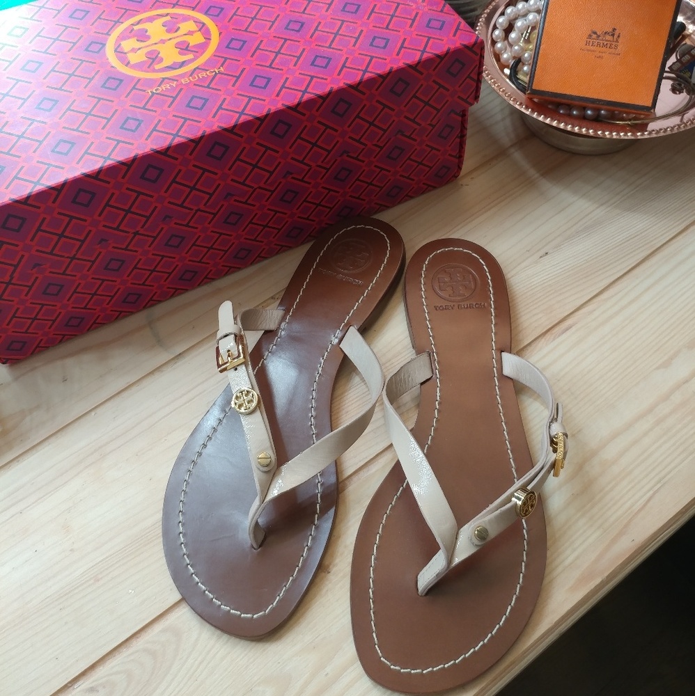 [SALE] NWT Camelia Tory Burch Monogram Thong Flats