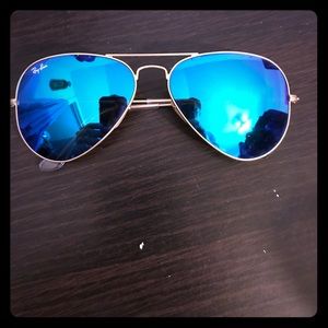 Ray ban aviator style. Blue lenses