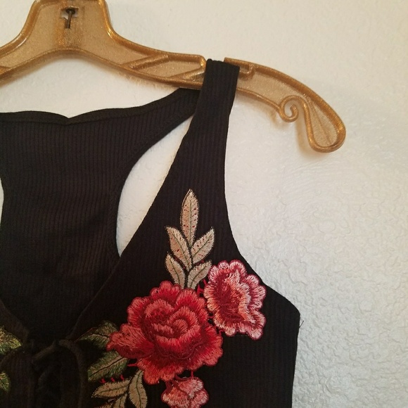 Black rose embroidered crop top - Picture 2 of 4