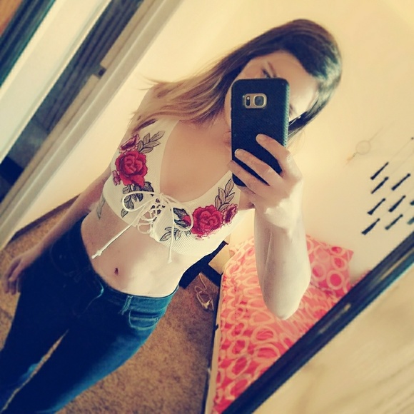 Black rose embroidered crop top - Picture 4 of 4