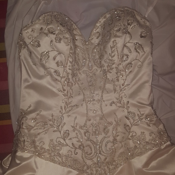 Beautiful Never Been Worn Wedding Dress - Picture 3 of 4