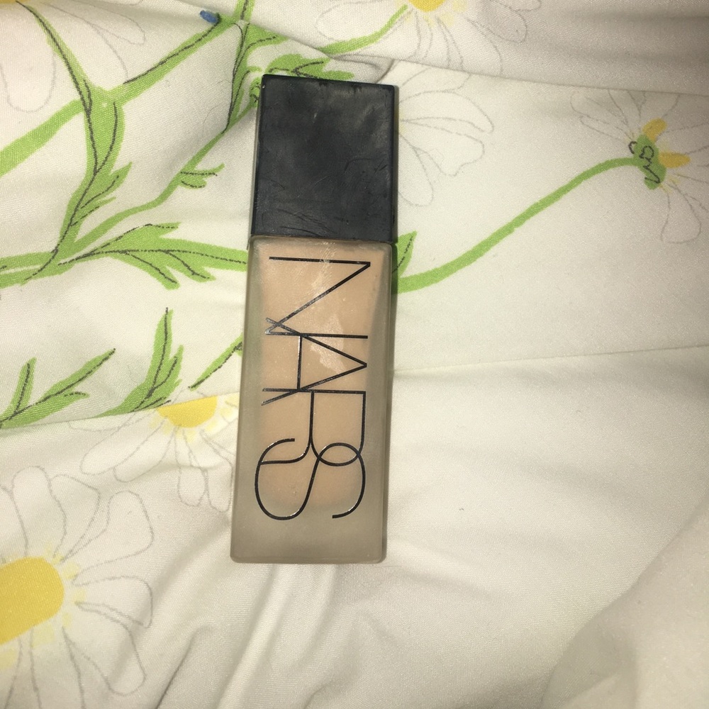 NARS Luminous Weightless Foundation
