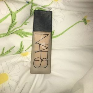 NARS Luminous Weightless Foundation