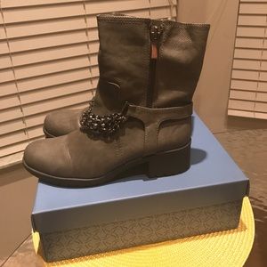 SimplyVera Vera Wang boots size 8