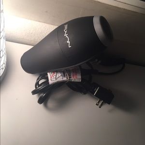 NUME Black Blowdryer