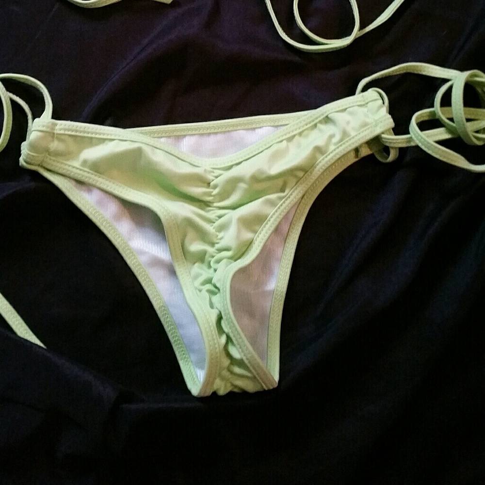 Bikini - Picture 3 of 3