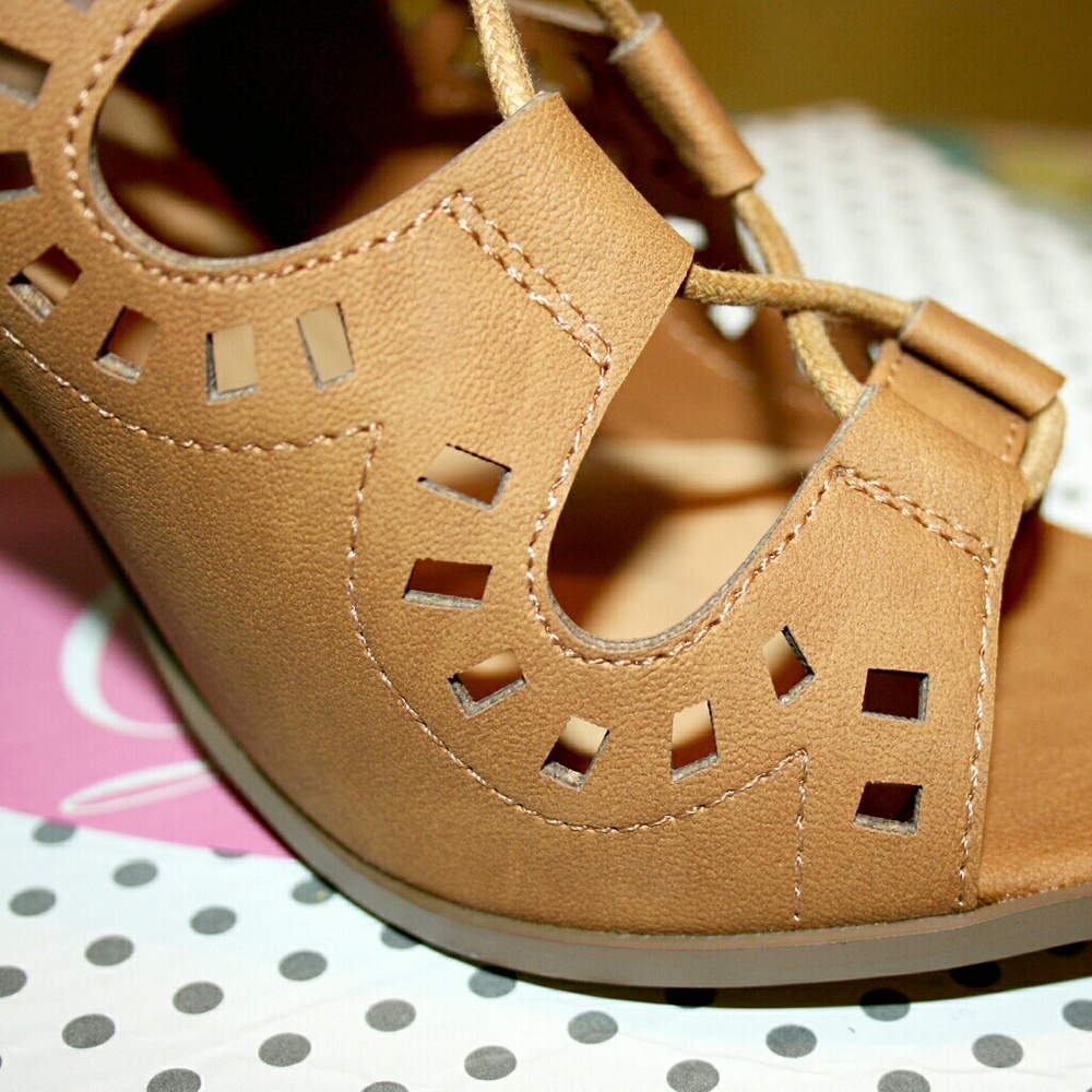 TAN Laser Cut Lace-Up Caged Open Toe Booties NIB - Picture 6 of 8