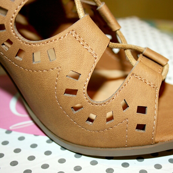 TAN Laser Cut Lace-Up Caged Open Toe Booties NIB - Picture 6 of 8