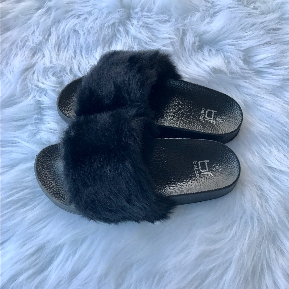 Black fluffy slippers