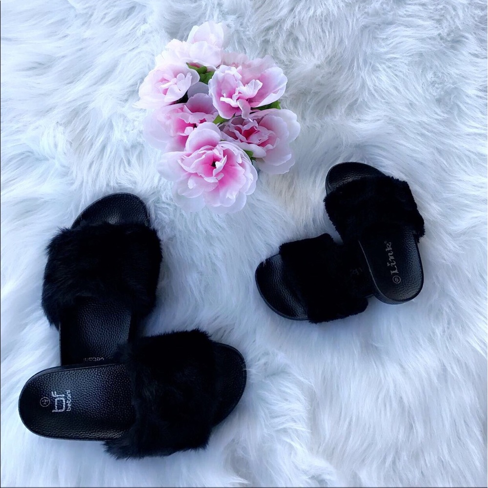 Black fluffy slippers