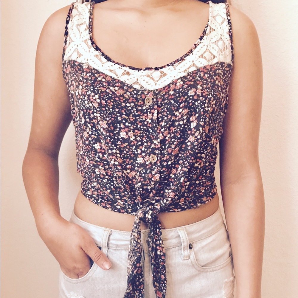 Sleeveless lace &  floral top