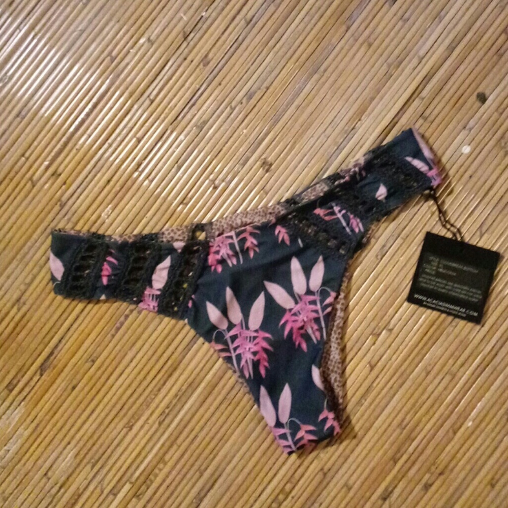 **SOLD NWT Acacia Cloudbreak Bottoms in Heliconia