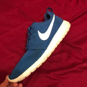 Nice pair of blue Nike Roshes!