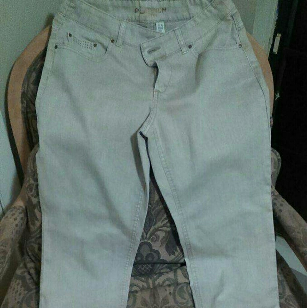 Women's 0.5 khaki colored skinny jeans by Chico's