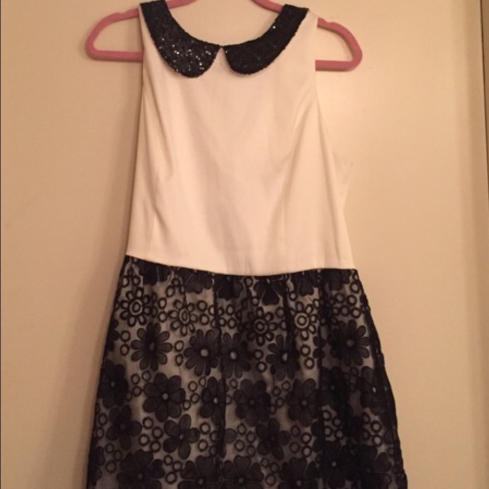 Kensie rocking XL frilly 👗 dress